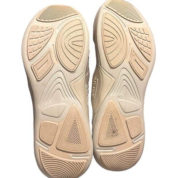 Earth Scenic Quartz Taupe Fuzzy Sneakers size 7.5 - Picture 2 of 4